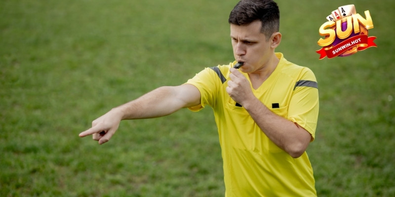 Trọng tài bóng đá là người điều hành, giám sát trận đấu theo luật FIFA chuẩn